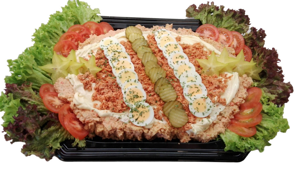 Huisgemaakte zalmsalade op schotel